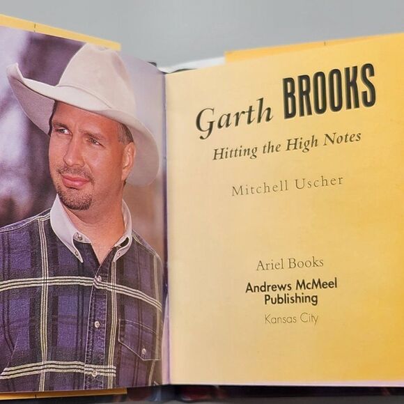 Garth Brooks Hitting the High Notes BY Mitchell Uscher Mini Book 1999 - Picture 4 of 7